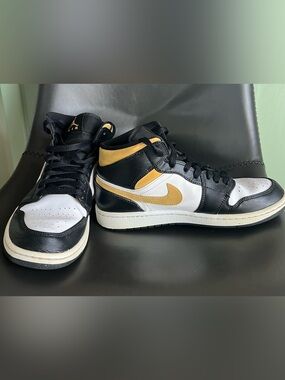 Nike Air Jordan Mid-Top Sneakers in Black White and Gold Men’s size 9.5